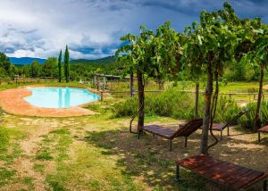 Madonna di Pogi in Bucine (Toscane)met eigen zwemmeer.